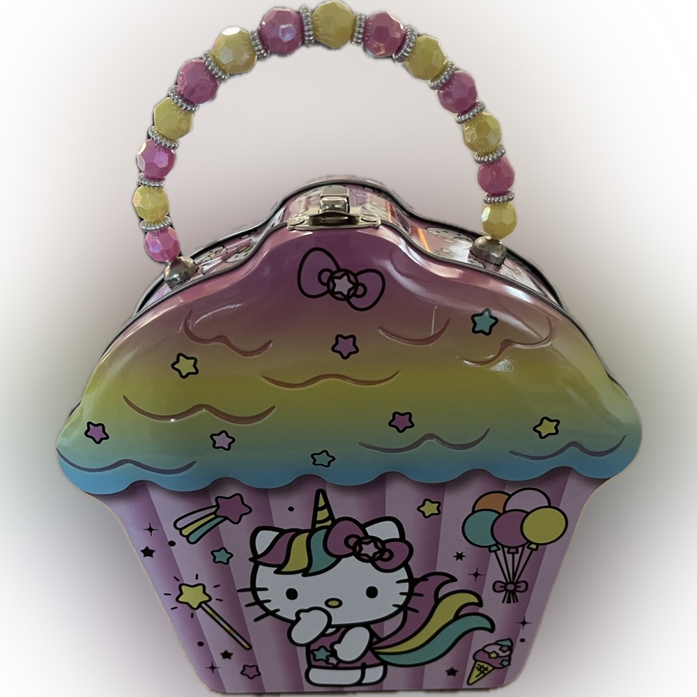 Cute hello kitty lunchbox tin. Brand new!!